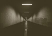 4월부터 하천인접·U자형 지하차도 ‘진입차단시설’ 의무화 empty narrow pathway