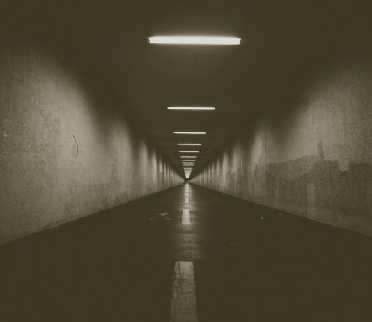 4월부터 하천인접·U자형 지하차도 ‘진입차단시설’ 의무화 empty narrow pathway