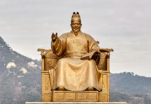 ‘세종과 하루’ 보내고 싶다면…627돌 ‘세종대왕 나신 날’ 행사 개최 gold statue of man sitting on throne