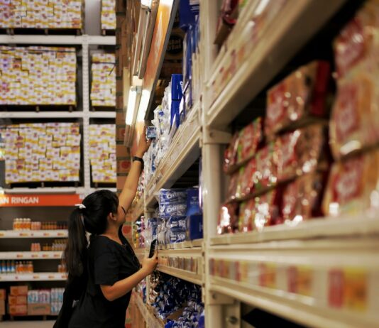 정부 ‘민생물가TF’ 출범…2%대 물가 안착에 범부처 대응 woman in black shirt and black pants standing in front of white shelf