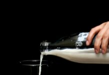 건강한 뼈를 위한 칼슘과 비타민 D person pouring milk on clear drinking glass