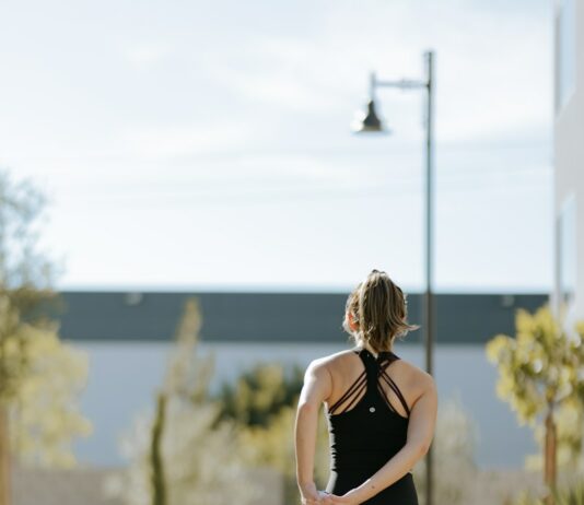 스트레칭의 건강상 이점 a woman is doing exercises on a yoga mat