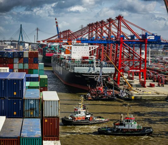 IMF·ADB, 올해 한국 경제성장률 2.5%로 상향 전망 a tug boat in the water next to a large cargo ship