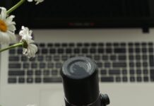 집배원·택배기사 사칭 보이스피싱 주의…주문한 적 없다면 의심 black and silver electronic device