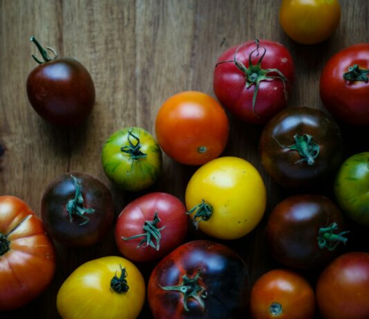 여름철 다이어트 식단, 맛있고 건강하게 즐기는 방법 assorted-color tomatoes on brown wooden surface