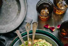 여름철 운동 후 영양 보충을 위한 음식 선택 top view salad with guacamole