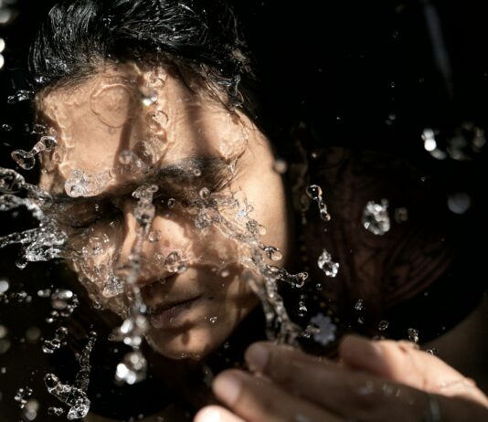 여름철 운동 후 피부 진정 방법 woman in black shirt with water droplets