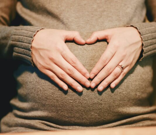 행복하고 건강한 부모 되기… 제19회 임산부의 날 기념행사 개최 person holding belly photo