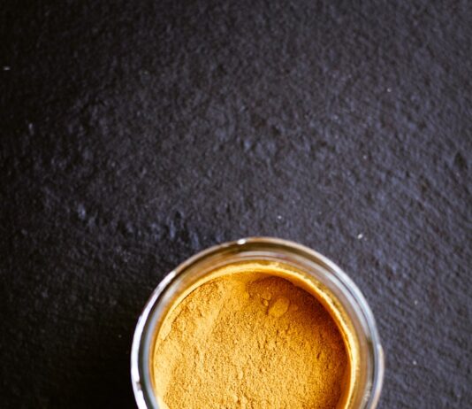 면역력 증진을 위한 항산화 식품: 식단에 포함시킬 음식 clear glass cup with brown powder