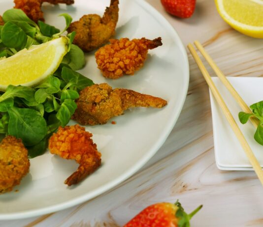 저탄수화물 식단이 체중 감량에 미치는 영향 a white plate topped with shrimp and greens