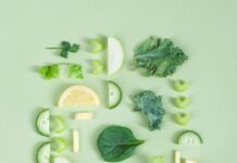 식물성 식품의 힘: 건강한 식사의 비결 sliced fruit and vegetables