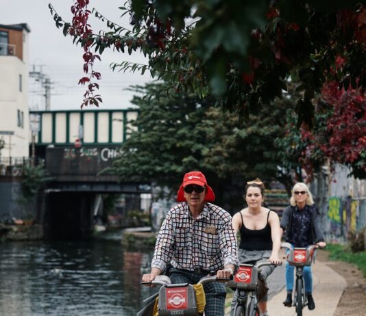가을철 야외 운동으로 건강과 슬림한 몸매 만들기 three people riding bicycle