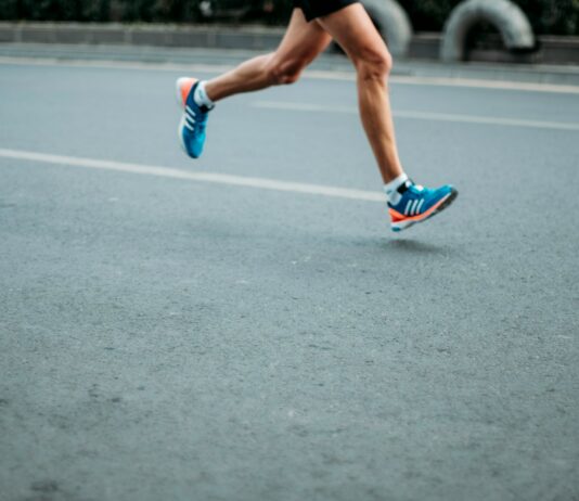 체중 감량을 위한 최고의 운동 방법 5가지 pair of blue-and-white Adidas running shoes