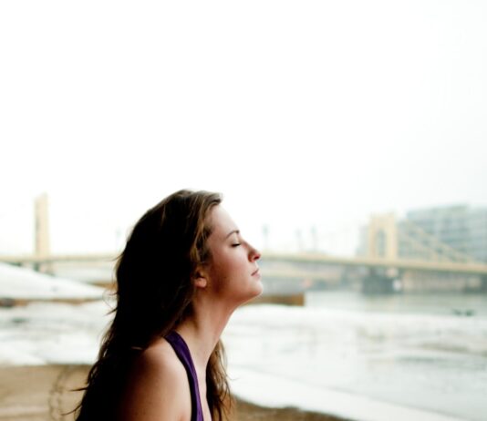 집에서도 간편하게 할 수 있는 필라테스 운동법 woman in black tank top sitting on concrete floor during daytime