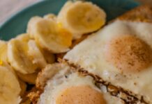 체중 감량 최적기, 가을철 운동으로 다이어트 성공하기 white and brown pastry on blue ceramic plate