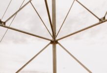 건강한 가을, 운동과 함께 다이어트 챌린지 도전 man in black jacket sitting on brown grass field during daytime