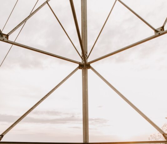 건강한 가을, 운동과 함께 다이어트 챌린지 도전 man in black jacket sitting on brown grass field during daytime