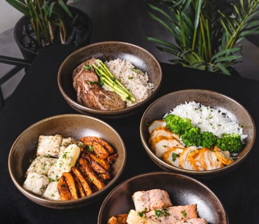 신체 회복을 돕는 운동 후 영양 섭취의 중요성 cooked food on black ceramic bowls