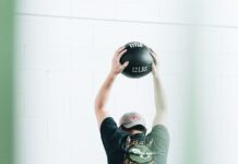 몸과 마음을 치유하는 자연식과 운동의 결합 man in green crew neck t-shirt and black shorts holding black and white basketball