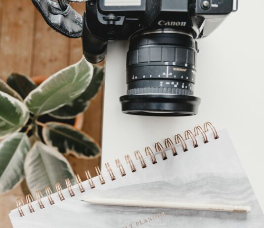 체중 감량을 위한 운동 계획 세우기 black Canon DSLR camera on table beside notebook