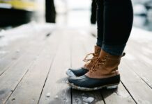 감기에 잘 걸리는 체질, 해결 방법은? person wearing brown-and-black leather duck boots standing on brown wooden dock