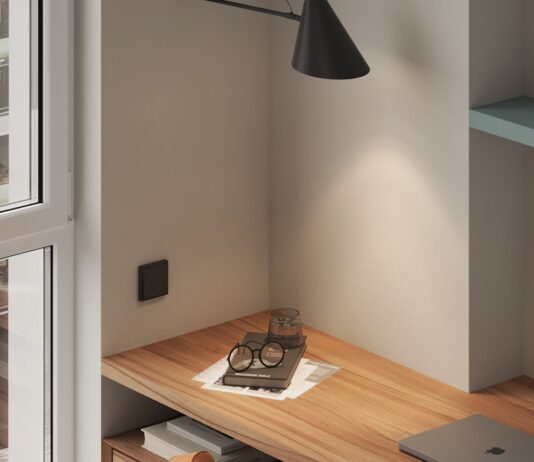 체중 감량의 과학: 다이어트 성공을 위한 신체 리듬 최적화 방법 A wooden desk with a laptop on top of it