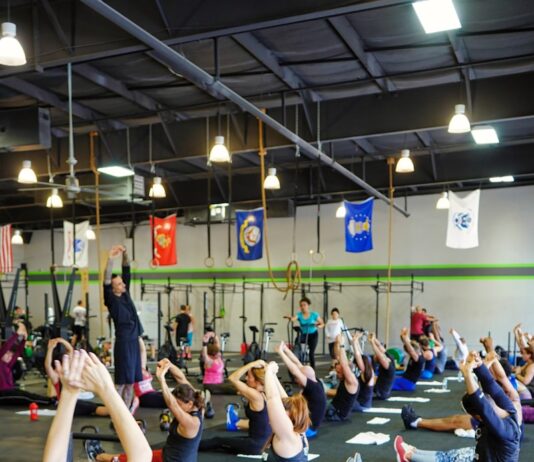 건강한 겨울을 위한 체력 강화 프로그램 people doing yoga inside gym