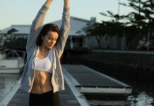 아침 공복 운동, 체중 감량에 도움이 될까? woman standing on dock