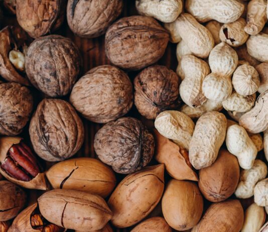 건강한 대장을 위한 건강한 먹거리 brown and beige nut lot