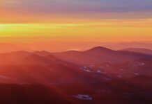 환경 변화가 건강에 미치는 영향 brown and black mountains