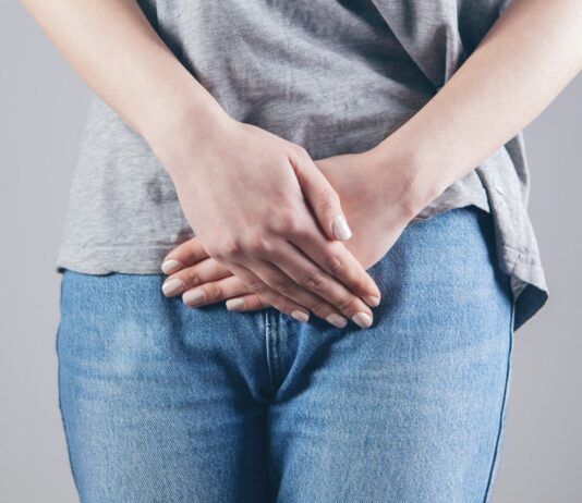 “자꾸 배가 부글거려요”…초여름 ‘과민성 장 증후군’이 심해지는 이유 man in gray shirt and blue denim jeans