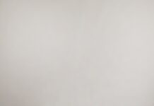 요요 현상, 다이어트의 무서운 함정 person's left hand wrapped by tape measure