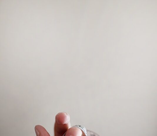 요요 현상, 다이어트의 무서운 함정 person's left hand wrapped by tape measure