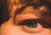 무더운 여름, 피부 건강 지키는 현명한 관리법 persons eye in close up