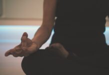 마음과 몸을 건강하게 만드는 명상 person doing yoga on floor