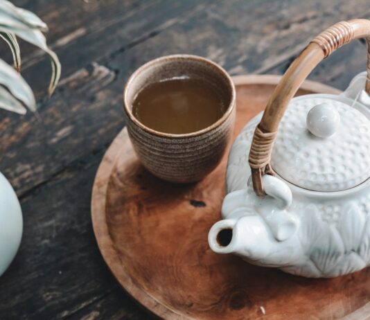 대체요법, 현대 의료의 새로운 대안으로 떠오르다 white and brown ceramic teapot on wooden tray