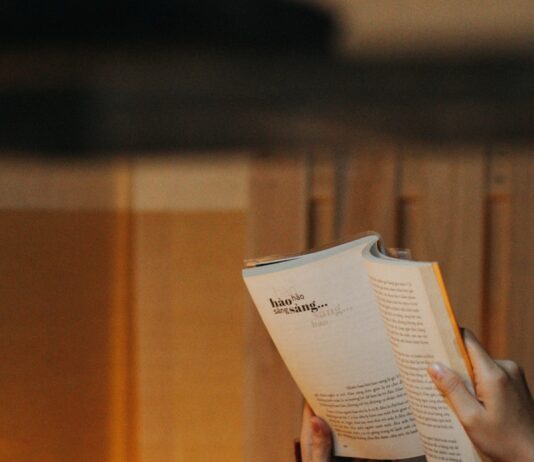 뇌 건강을 지키는 생활 습관, 기억력과 삶의 질을 높인다 woman in black tank top reading book