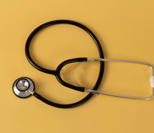 AI 기반 건강 관리, 개인 맞춤형 의료 혁신 이끈다 a pair of black headphones