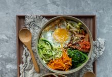 “올바른 식단으로 만드는 건강한 하루, 식사 습관의 중요성” brown wooden ladle and white ceramic bowl with soup
