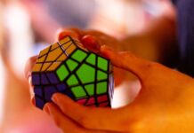 뇌건강을 지키는 첫걸음, 일상에서 실천할 수 있는 뇌 건강 관리법 3 x 3 rubiks cube