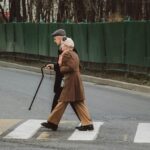 초고령 사회 눈앞… 고가 치료제·의료비 부담 사회적 논의 본격화 man and woman walking on pedestrian line during daytime