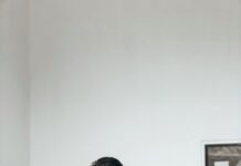 만성피로, 단순한 피로가 아니다…원인과 관리법 알아보기 man sitting on bed