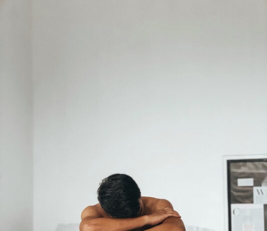 만성피로, 단순한 피로가 아니다…원인과 관리법 알아보기 man sitting on bed