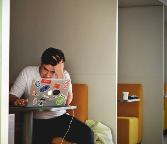 스트레스, 효과적으로 관리하는 5가지 실천법 man wearing white top using MacBook