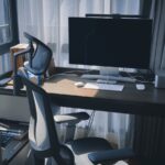 “앉아 있을 뿐인데 허리가 끊어질 것 같아요”… 하루 8시간 앉아 있는 당신에게 a computer desk with a monitor and keyboard
