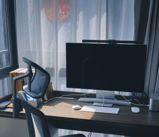 “앉아 있을 뿐인데 허리가 끊어질 것 같아요”… 하루 8시간 앉아 있는 당신에게 a computer desk with a monitor and keyboard