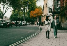 바쁘고 지친 일상 속, 여성 건강관리 새로운 트렌드와 실천 노하우 a couple of people walking down a street