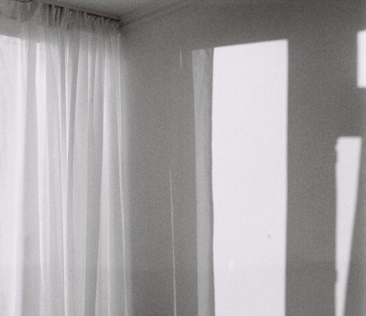 죽음 후 나눔의 문 열리다… 연명의료 중단 후 기증 문턱 낮춘다 A bed sitting in a bedroom next to a window