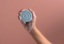 아름다운 머릿결, 일상 속 작은 변화로 지키세요 a person holding a soap bar in their hand