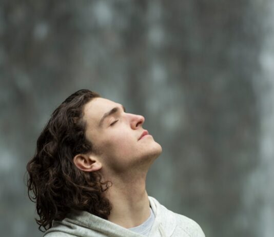 슬기로운 ‘마음 챙김’ 루틴, 일상 스트레스 해소의 열쇠 man in gray pullover hoodie closed eyes while heads up